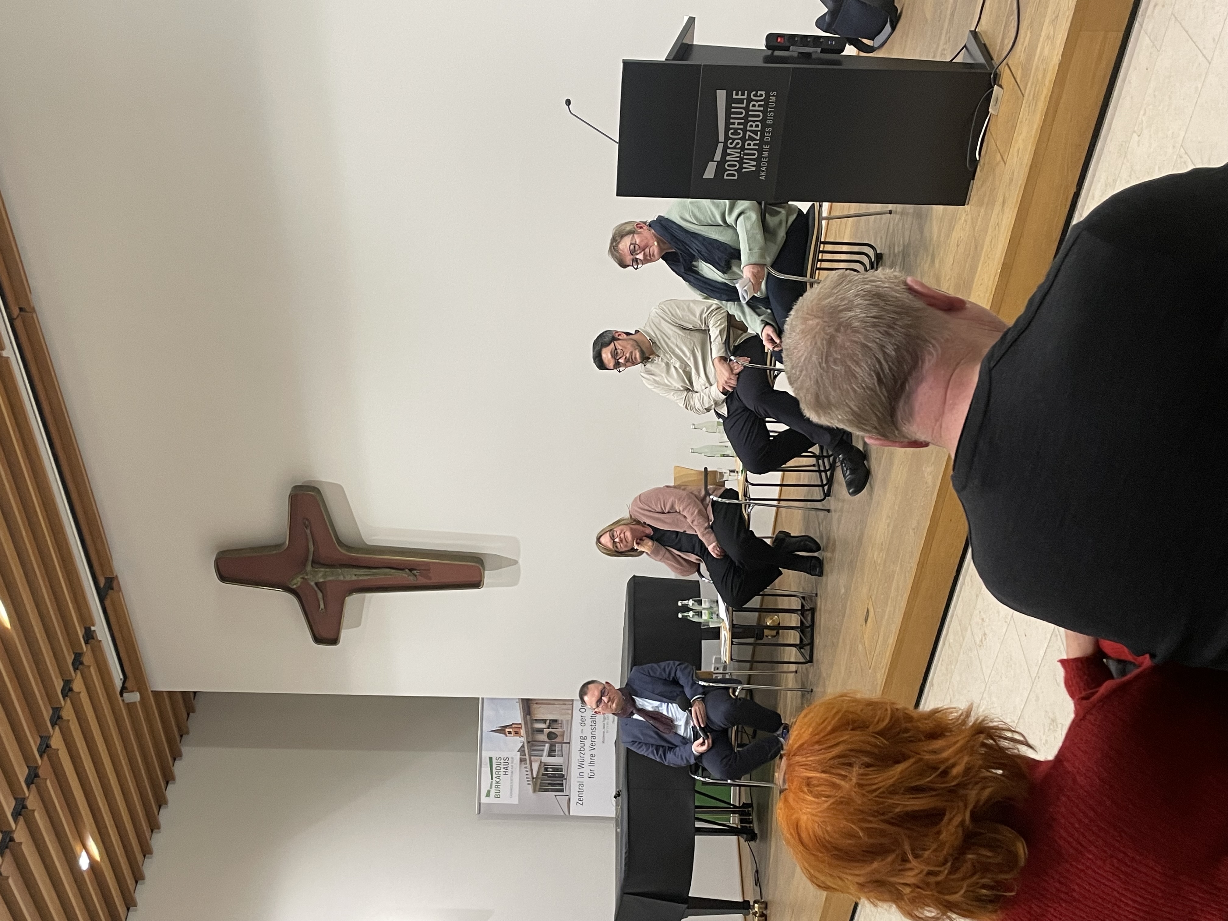 Podium veröffentlichen cRegina Augustin