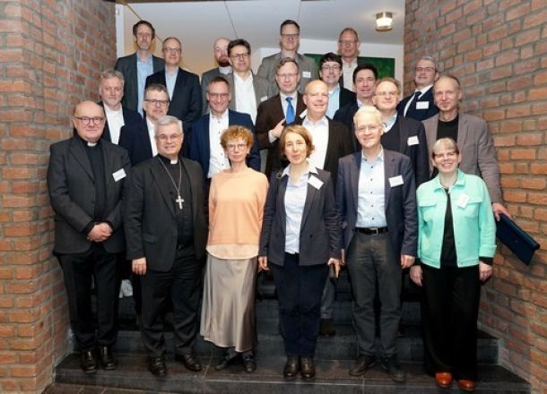 Erzbischof Dr. Udo Markus Bentz traf am Montag in der Katholischen Akademie Schwerte die Leiterinnen und Leiter der Katholischen Akademien zu deren Frühjahrstagung. Foto: Michael Bodin / Erzbistum Paderborn
