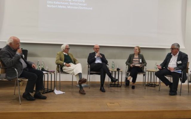 Auf dem Podium diskutierten Bischof Dr. Franz Jung, Professorin Dr. Margit Eckholt, Professor Dr. Otto Kallscheuer, Professor Dr. Norbert Mette. Professor Dr. Matthias Reményi moderierte das Gespräch.