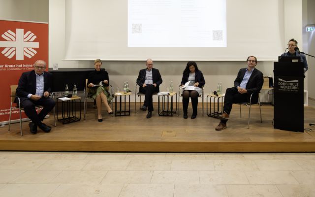 Dr. Regina Augustin (Pult) begrüßt das Podium. V. l.: Dr. Eugen Ehmann, Eva von Vietinghoff-Scheel, Dr. Stefan Meyer-Ahlen, Christine Haupt-Kreutzer und Kilian Bundschuh.